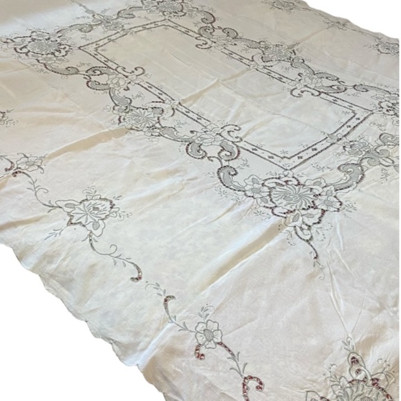 Vintage large embroidered cutout scalloped edge floral linen tablecloth - Picture 1 of 16